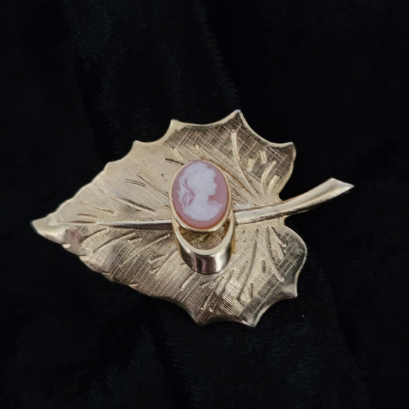 Jewelry - Gold Leaf Cameo Brooch